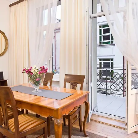 아파트 Stylish Grandic With Terrace In Center Next To The Beach. *