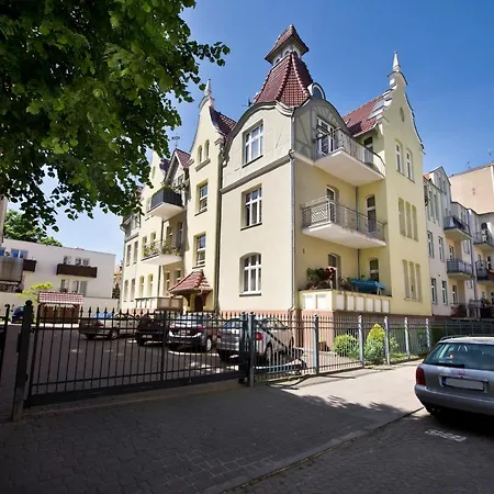 아파트 Stylish Grandic With Terrace In Center Next To The Beach. *